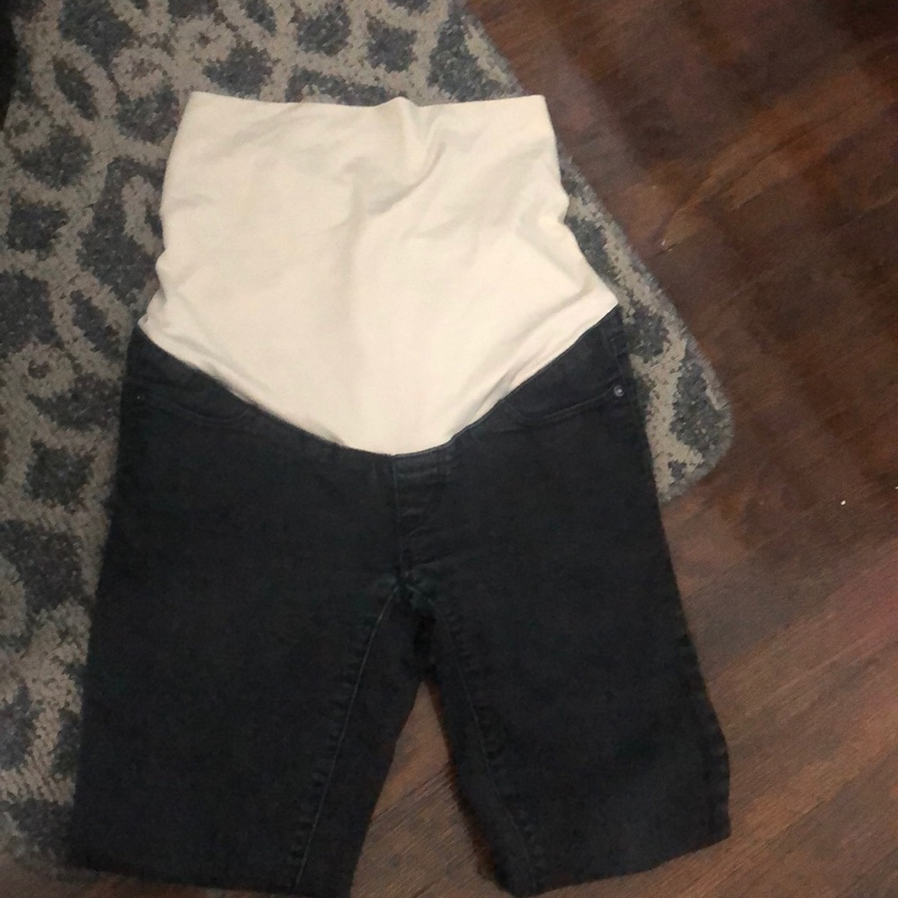 2 Maternity pants and 2 Jeans! Good conditions.